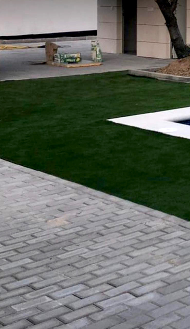 Camino de adoquines junto a piscina Camino de adoquines junto a piscina